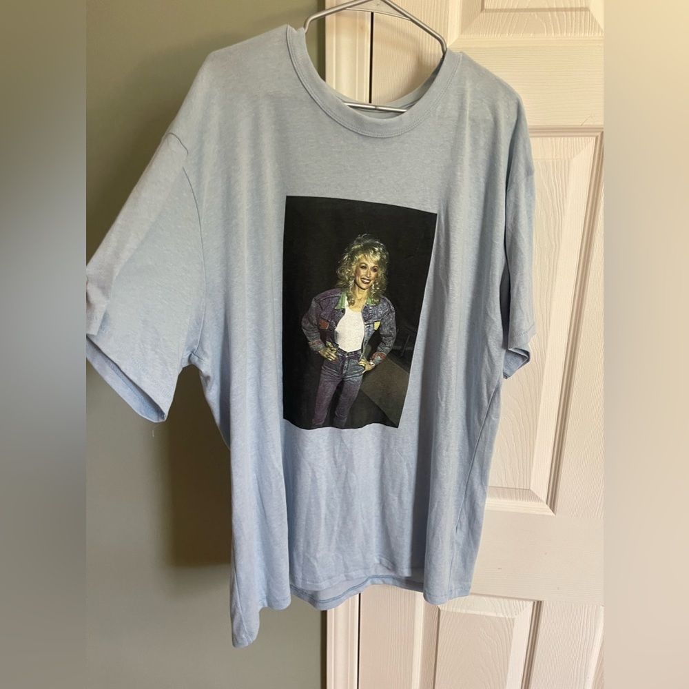 Dolly graphic tee!!